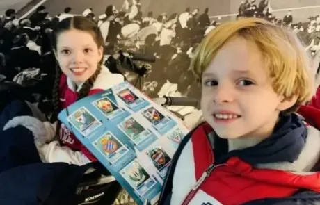 Carolina und ihr Bruder Juan Manuel im Stadion des C.D. Leganés mit dem von den Spielern signierten Sammelalbum.