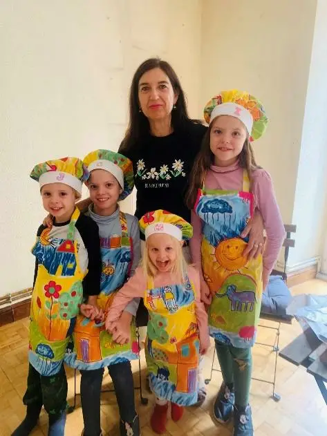 Carolina und ihre Geschwister mit den Kochmützen und Schürzen, die Cousine Maricarmen für sie gemacht hat.
