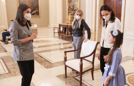 Ihre Majestät Königin Letizia unterhält sich mit Carolina während der Audienz im Palacio de la Zarzuela.