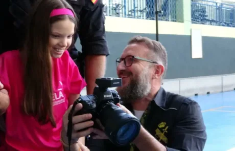 Carolina, mit dem T-Shirt von ELA, betrachtet mit dem Fotografen die Bilder des Kalenders auf dem Display der Kamera.