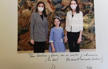 Foto mit Widmung Ihrer Majestät Königin Letizia an Carolina und ihre Mutter Laura, signiert im Februar 2021.