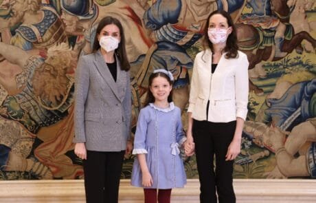 Ihre Majestät Königin Letizia empfängt Carolina und ihre Mutter Laura im Palacio de la Zarzuela.