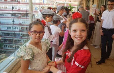 Chulapos-Tanz auf der Terrasse während des Festes San Isidro, mit Carolina in Rot gekleidet.