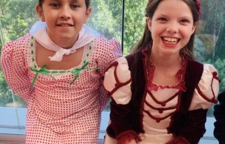 Carolina und ihre Freundin Patricia als Chulapas gekleidet für die Fiestas de San Isidro in Madrid.