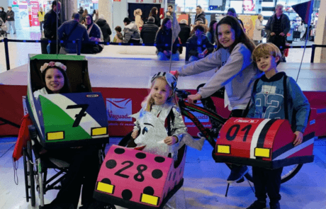 Carolina und ihre Geschwister mit ihren Autoscooter-Kostümen bei dem Wettbewerb, den sie gewonnen haben.