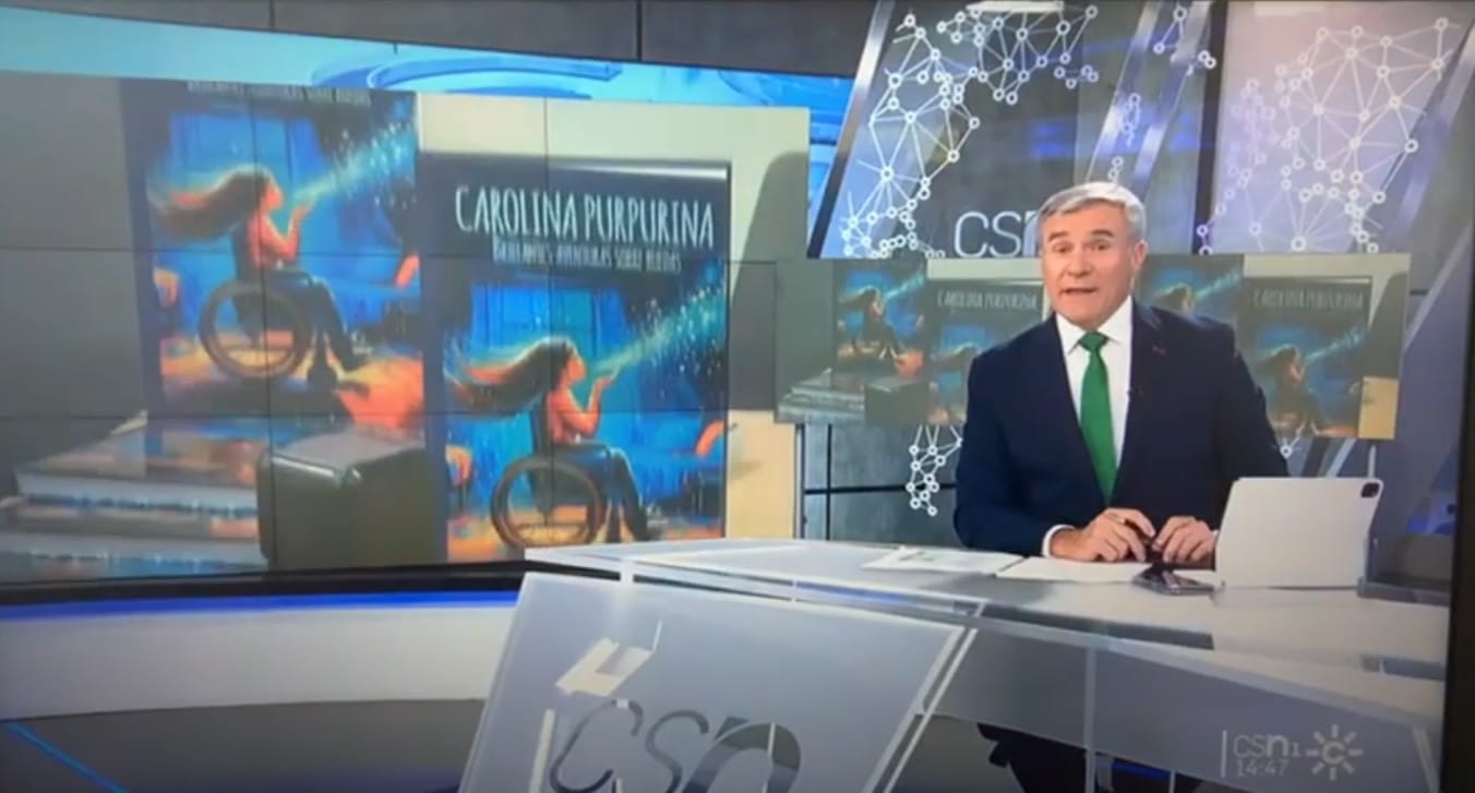 Ein Nachrichtenmoderator im Studio, mit der Titelseite von „Carolina Purpurina“ auf den Bildschirmen der Kulisse.