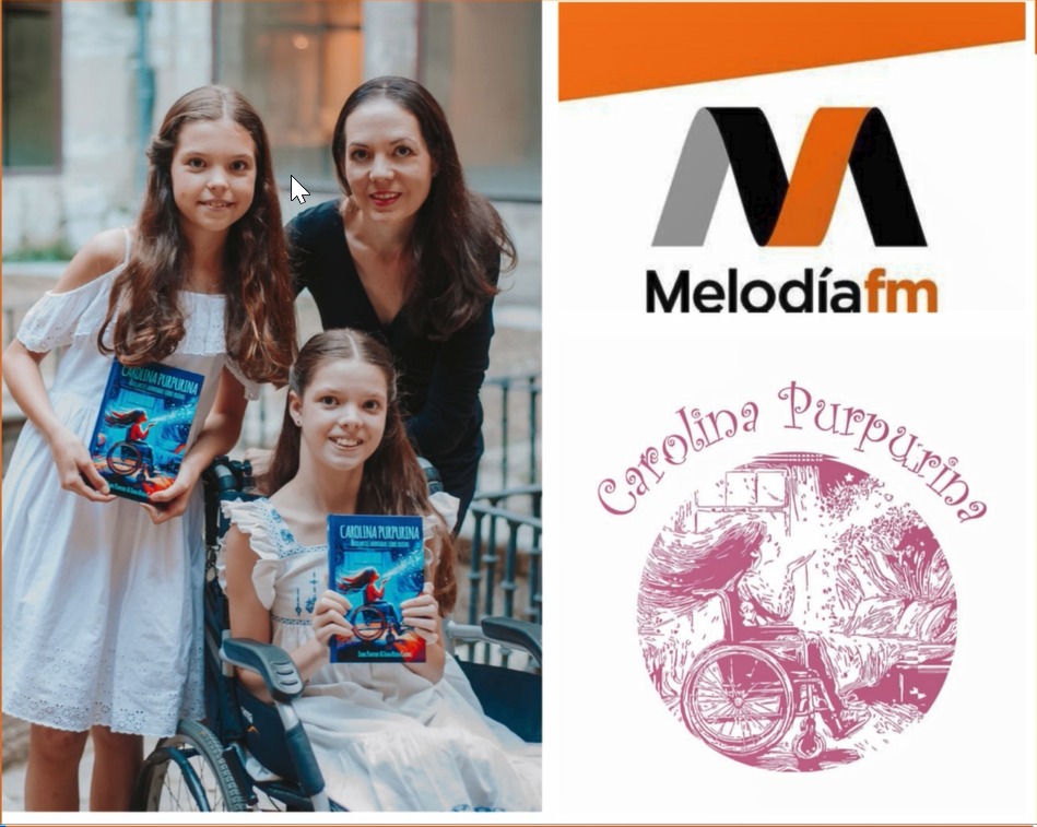 Zwei Mädchen und eine Frau posieren mit dem Buch „Carolina Purpurina“, eines von ihnen im Rollstuhl, neben dem Logo von Melodía FM.