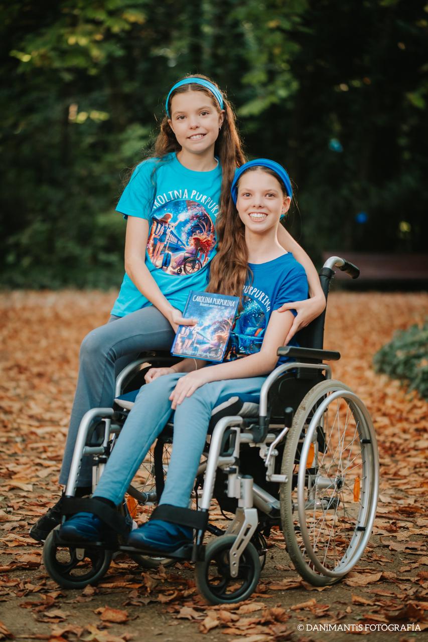 Isabel und Carolina posieren in den T-Shirts des Buches zwischen dem Herbstlaub des Campo Grande.