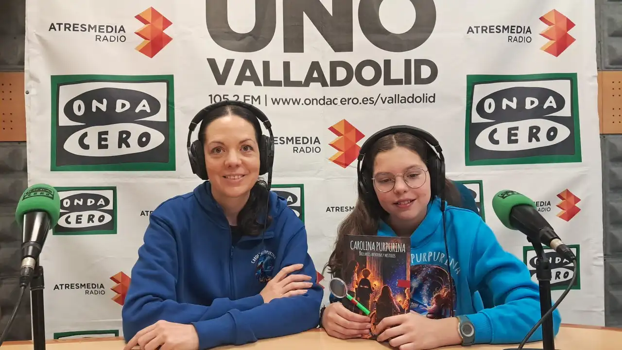 Laura und Isabel mit Kopfhörern im Studio von Onda Cero Valladolid mit dem Buch.