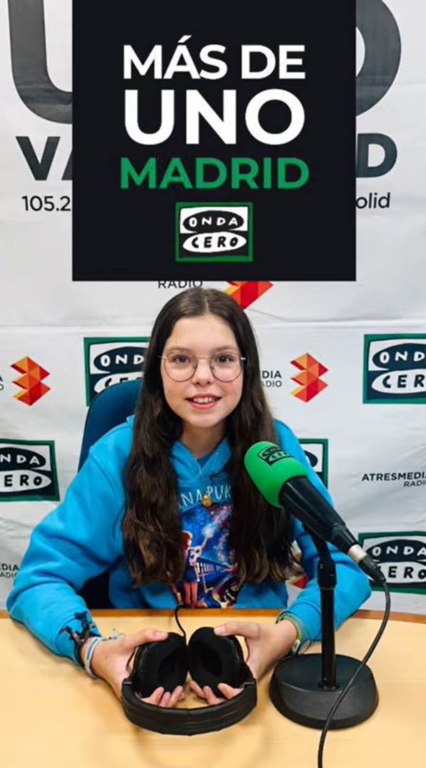 Isabel im Studio von Onda Cero, am Mikrofon der Sendung „Más de uno Madrid“.