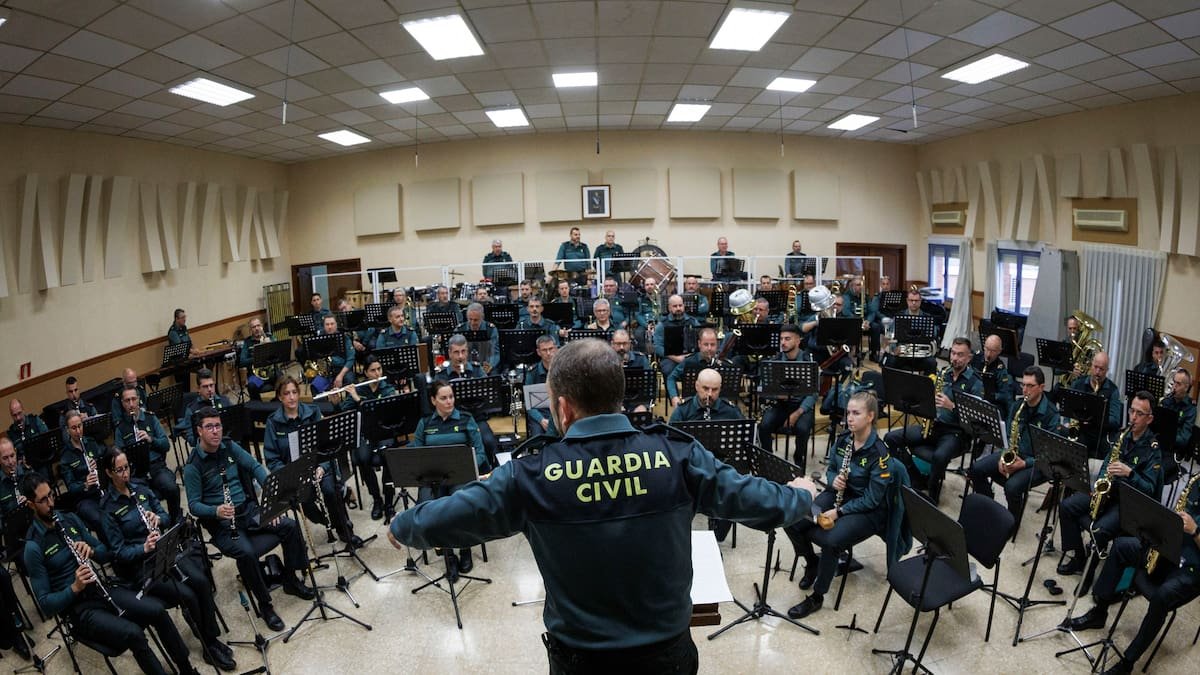 Ein Dirigent in Jacke der Guardia Civil, von hinten gesehen, leitet die Probe des Musikkorps, das ein Benefizkonzert für den Verein gab.