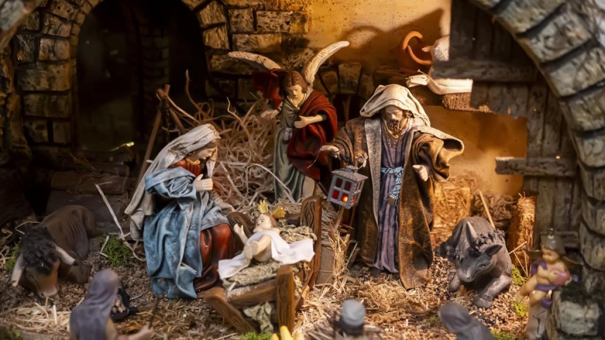 Die Geburtsszene der Benefizkrippe in der Calle Santiago: Maria, Josef mit Laterne, ein Engel, das Kind, Ochs und Esel.