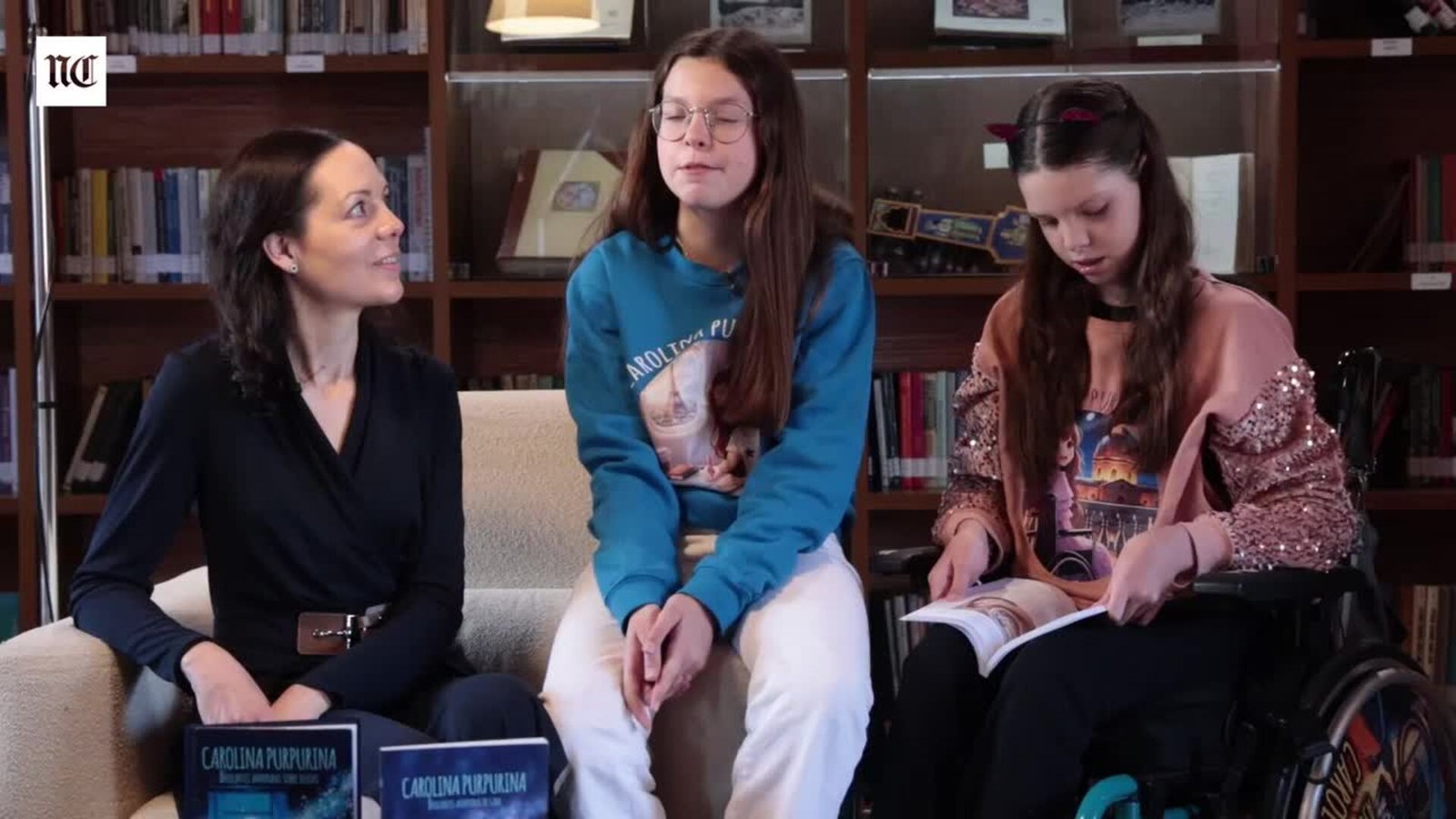 Interview zum dritten Buch: Laura und Isabel sitzen hinter zwei Carolina-Purpurina-Büchern, Carolina blättert im Rollstuhl in einem.
