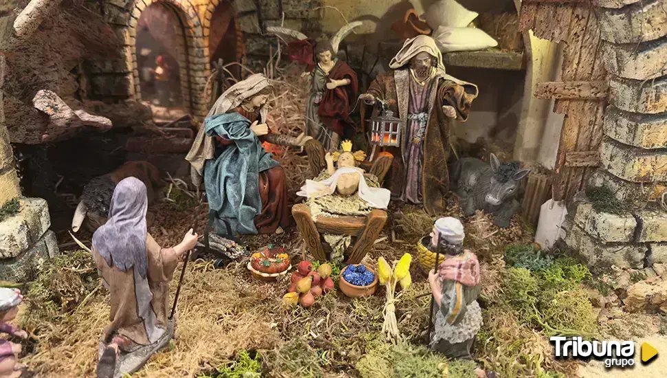 Figuren der Benefizkrippe: Maria, Josef mit Laterne, ein Engel und das Kind in der Krippe, im Vordergrund ein Hirte.