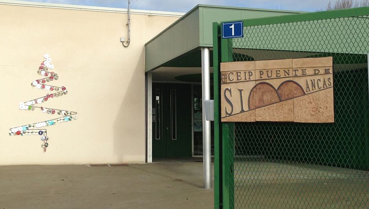 Fassade und Eingang des CEIP Puente de Simancas, der Schule, die einen Solidaritätslauf zur Leukodystrophie veranstaltet.